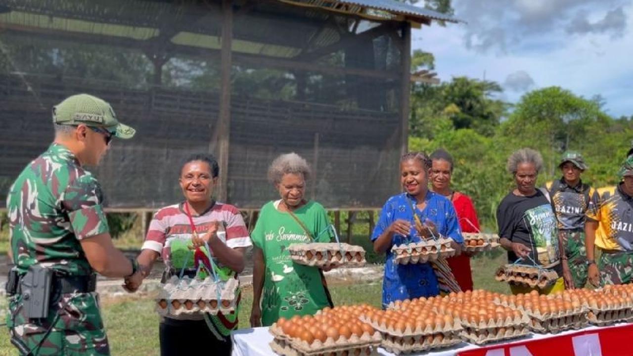 Yonif TP 814/JZA Bagikan Telur Gratis ke Warga Yapsi Jayapura, Perkuat Ketahanan Pangan