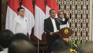 Menteri Energi dan Sumber Daya Mineral (ESDM), Bahlil Lahadalia (tengah) didampingi Direktur Jenderal Ketenagalistrikan Kementerian ESDM, Jisman P. Hutajulu (kiri), dan Direktur Jenderal Energi Baru Terbarukan dan Konservasi Energi Kementerian ESDM, Eniya Listiani Dewi (kanan) saat memaparkan Rencana Usaha Penyediaan Tenaga Listrik (RUPTL) PLN 2025-2034 di Jakarta pada Senin (26/5/2025). (Dok. PLN)