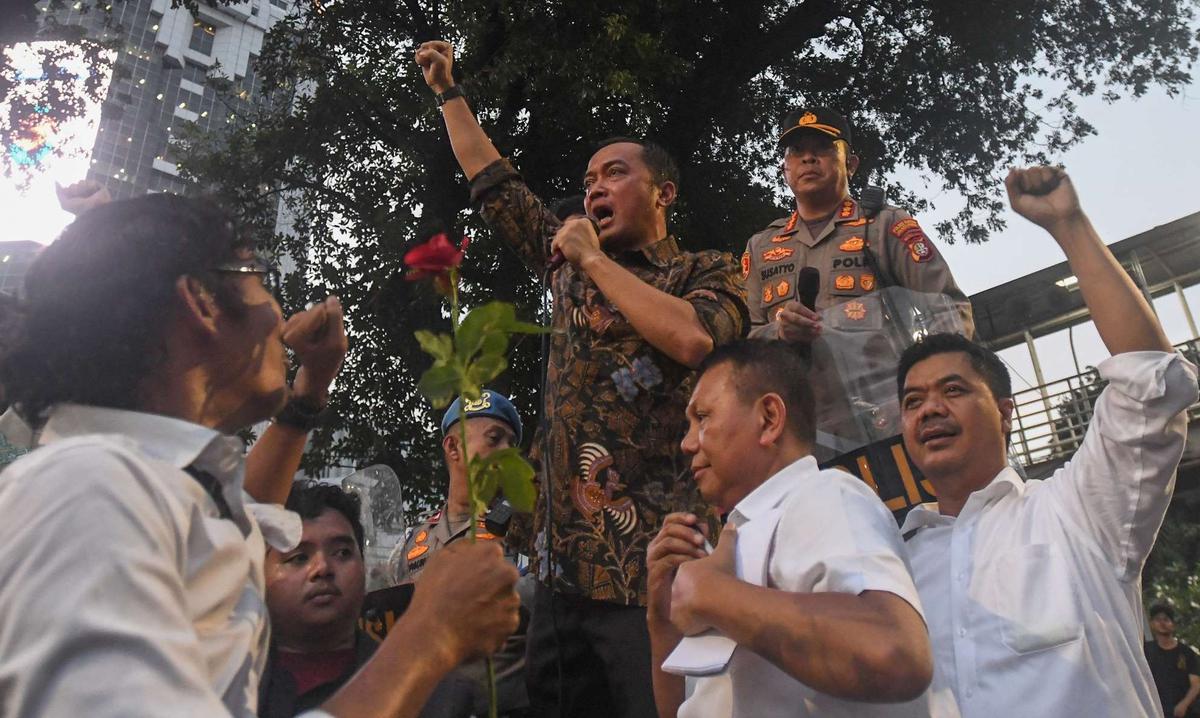 Mensesneg temui mahasiswa di aksi Indonesia Gelap