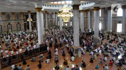 Umat muslim melaksanakan sholat Jumat pada minggu pertama bulan Ramadhan di Masjid Kubah Emas, Depok, Jawa Barat, Jumat (16/4/2021). Pelaksanaan sholat Jumat masih dilakukan secara terbatas dengan menerapkan protokol kesehatan untuk mencegah penyebaran COVID-19. (merdeka.com/Arie Basuki)