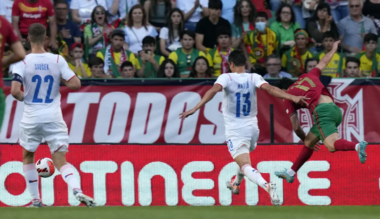 Pemain Portugal Gonçalo Guedes mencetak gol ke gawang Republik Ceko pada pertandingan sepak bola UEFA Nations League di Stadion Jose Alvalade, Lisbon, Portugal, 9 Juni 2022. Portugal menang 2-0. (AP Photo/Armando Franca)