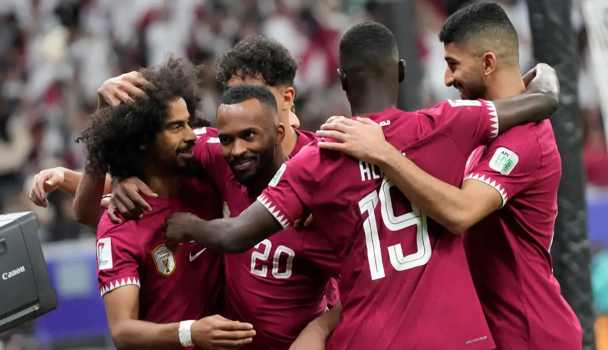 Pemain Qatar Akram Afif (kiri) diberi ucapan selamat oleh rekan satu timnya setelah ia mencetak gol ke gawang Palestina pada pertandingan sepak bola babak 16 besar Piala Asia 2023 di Stadion Al Bayt, Al Khor, Qatar, Senin (29/1/2024). Qatar mengalahkan Palestina dengan skor 2-1. (AP Photo/Aijaz Rahi)