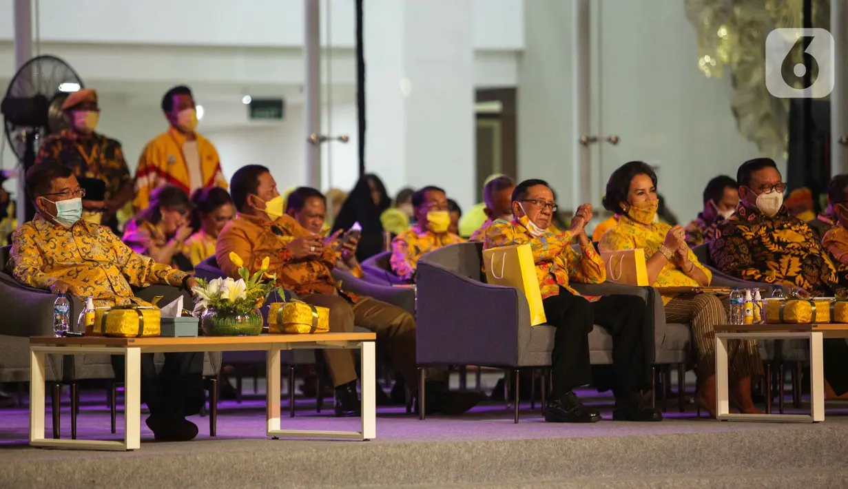 Wakil Presiden ke 10 dan 12 Jusuf Kalla (kiri) bersama sejumlah kader saat acara HUT Partai Golkar ke-57 di Kantor DPP Golkar, Jakarta, Sabtu (23/10/2021). Acara HUT Partai Golkar tersebut bertemakan “Bersatu untuk Menang”. (Liputan6.com/Faizal Fanani)