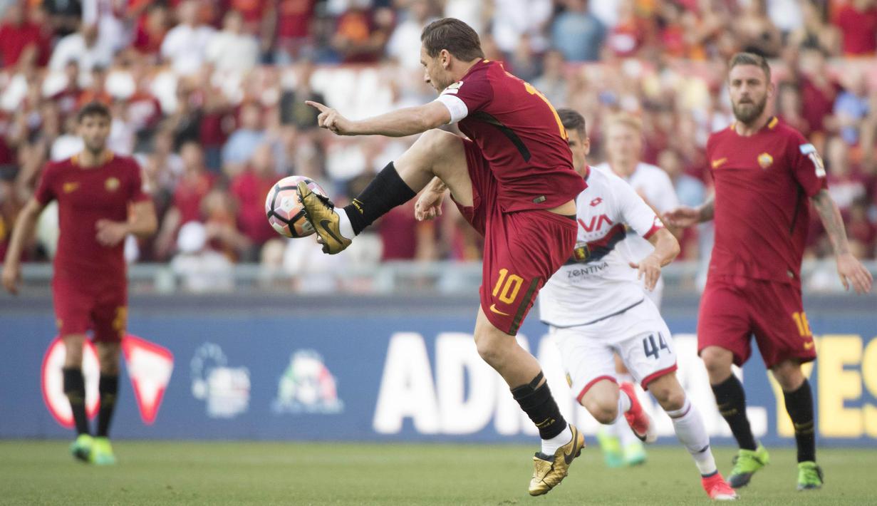 Legenda AS Roma, Francesco Totti, beraksi melawan Genoa pada laga terakhirnya bersama Serigala Roma di Stadion Olimpico, Roma, Minggu (28/5/2017). Selama 25 tahun Totti berkarier di AS Roma. (EPA/Claudio Peri)