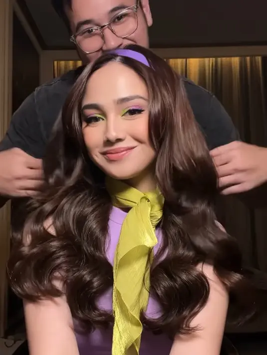 Syifa Hadju tampil cantik berperan sebagai Daphne Blake dari Scooby Doo. Ia kenakan sleveeless dress ungu dengan scraf kuning neon dan bando ungu [@hairbyranggayusuf]