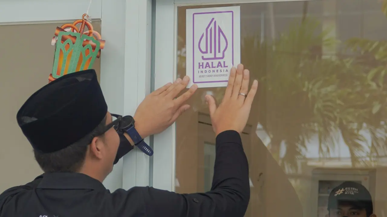 Penempelan logo Halal dari MUI