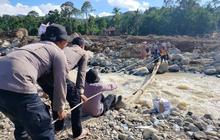 Polda Sumbar Bangun Jembatan Darurat dari Pohon Pinang di Agam, Permudah Akses Korban Banjir Bandang