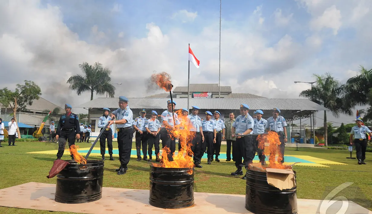 Ratusan telepon genggam sitaan itu diletakkan di drum besar untuk dimusnahkan dengan cara dibakar, Jakarta, Jumat (19/12/2014). (Liputan6.com/Herman Zakharia)