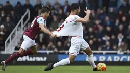 Baju gelandang Liverpool, Emre Can, ditarik pemain West Ham, Manuel Lanzini, pada laga Liga Premier Inggris. The Reds mengawali tahun ini dengan kekalahan 0-2 dari West Ham. (Reuters/Toby Melville)