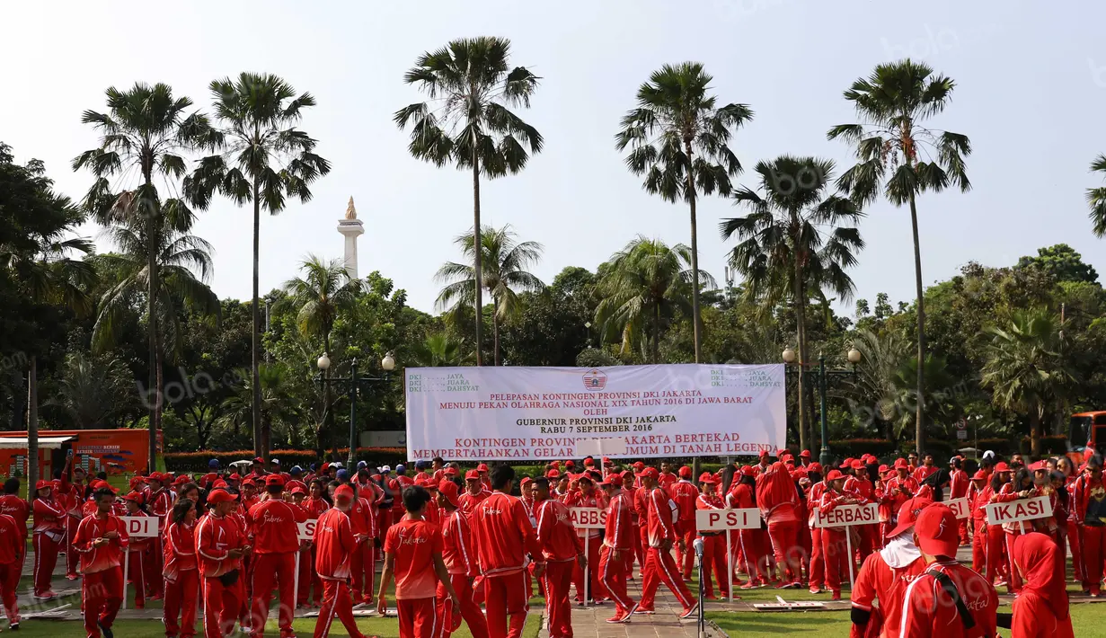 Persiapan atlet dan official DKI Jakarta untuk PON XIX Jawa Barat bersiap menanti Gubernur DKI, Basuki Tjahaja Purnama di Kantor Gubernur, Jakarta, Rabu (7/9/2016). (Bola.com/Nicklas Hanoatubun)