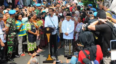 Pasangan Capres Cawapres Joko Widodo (Jokowi)-Ma'ruf Amin menyampaikan pidato kemenangannya di Kampung Deret, Tanah Tinggi, Jakarta, Selasa (21/5/2019). Pidato tersebut menanggapi keputusan KPU yang menetapkan pasangan Jokowi-Ma'ruf Amin sebagai pemenang Pilpres 2019. (Liputan6.com/Angga Yuniar)