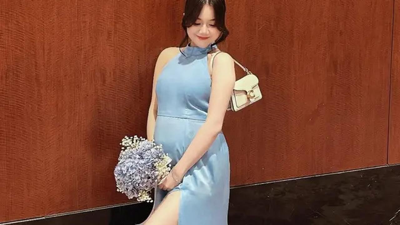 8 Potret Ewkharis Hamil Jadi Bridesmaid Pernikahan Nita Vior, Pamer Baby Bump