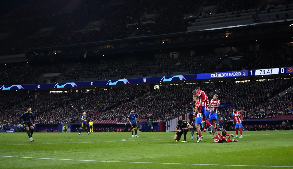 Penyerang Manchester United, Cristiano Ronaldo melakukan tendangan bebas melawan Atletico Madrid pada pertandingan leg pertama babak 16 besar Liga Champions di Stadion Wanda Metropolitano, Kamis (24/2/2022). Atletico bermain imbang atas Manchester United 1-1. (AP Photo/Manu Fernandez)