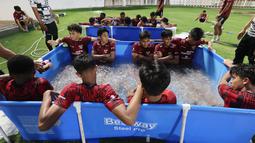 Berendam dalam air es bisa membantu mengurangi peradangan dan nyeri otot, serta memberikan sensasi kesegaran dan kenyamanan. (Bola.com/M Iqbal Ichsan)