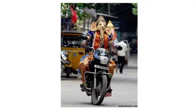 Gaya Lucu Pakai Topeng Saat Naik Motor Ini Bikin Senyum-Senyum