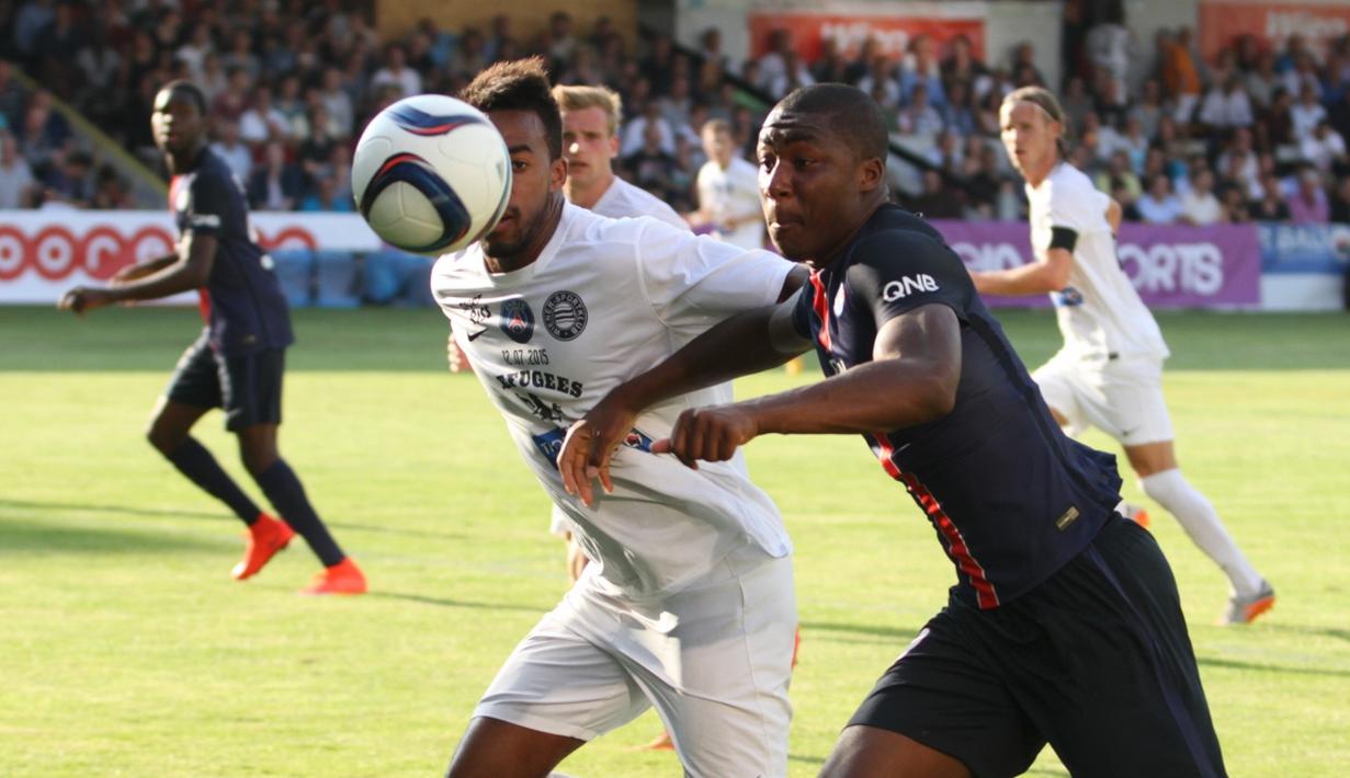 Keita Mandjio (kanan) berebut bola dengan bek Wiener SK. (Bola.com/Reza Khomaini)