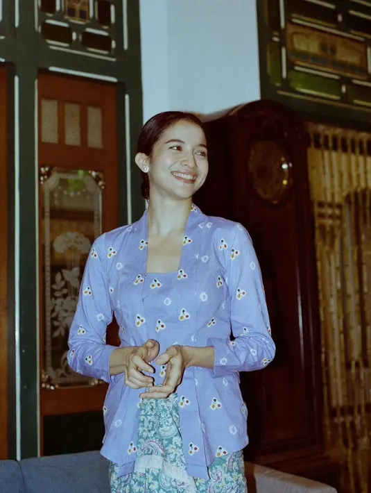 Penampilan ayu Putri Marino mengenakan kebaya kutu baru berwarna biru muda. Motif klasik kebaya memperindah penampilan Putri Marino yang memadukannya dengan kain batik biru kehijauan sebagai rok. [Foto: Instagram/putrimarino]