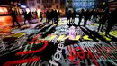 Pengunjung menikmati instalasi cahaya jelang pergantian tahun di Cologne, Jerman (31/12). Berbagai acara digelar untuk memeriahkan malam pergantian tahun. (AFP/Patrik Stollarz)