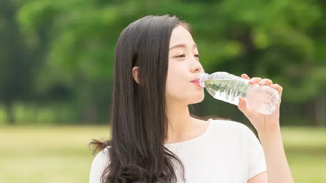 perempuan air putih botol pagi hari haus dehidrasi