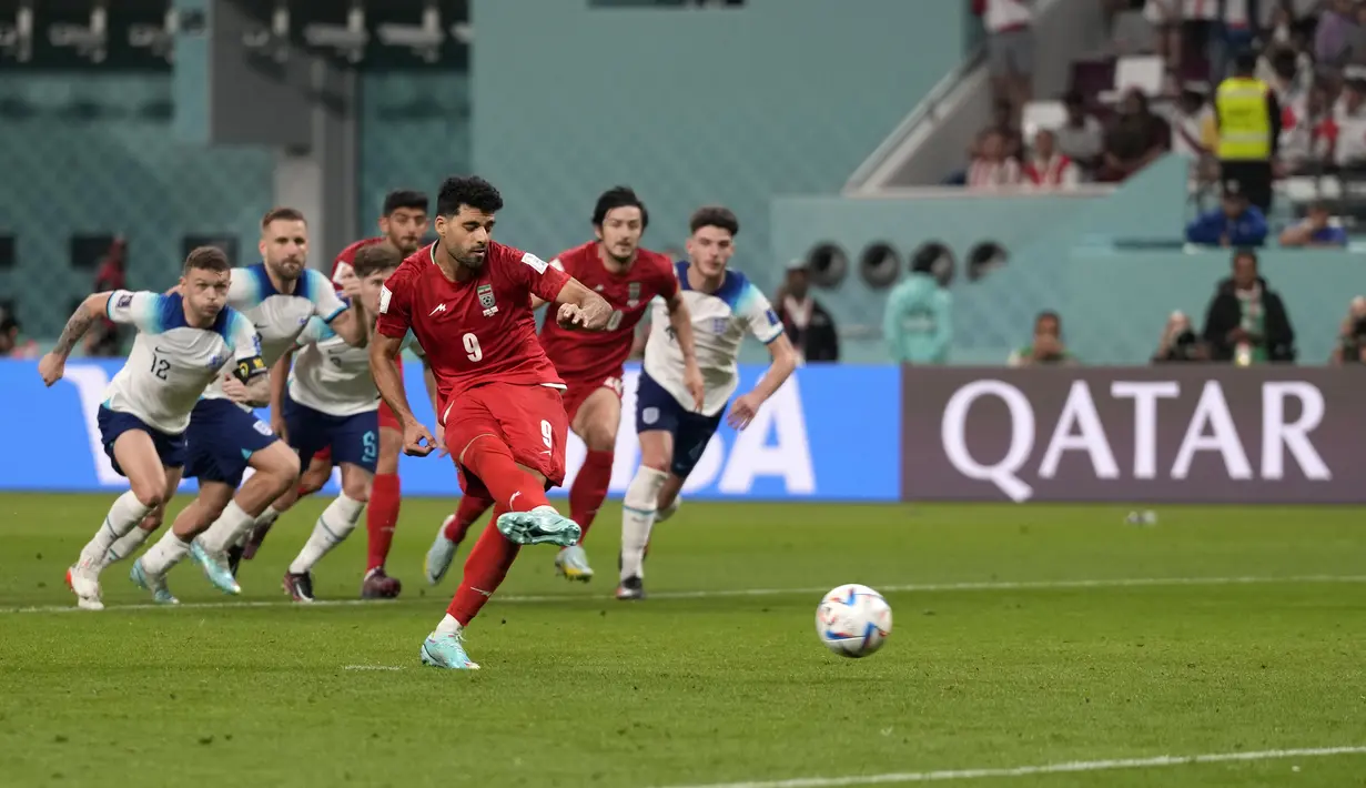 Pemain Iran, Mehdi Taremi mencetak gol kedua timnya dari penalti ke gawang Inggris selama pertandingan grup B Piala Dunia  2022 Qatar di Stadion Internasional Khalifa di Doha, Qatar, Senin (21/11/2022). Inggris menang telak atas Iran dengan skor 6-2. (AP Photo/Frank Augstein)