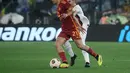 <p>Giallorossi unggul dua gol lebih dahulu lewat aksi Gianluca Mancini (12') dan Paulo Dybala (22'). Filippo MONTEFORTE / AFP)</p>