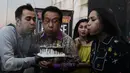 Ki-ka: Raffi Ahmad, Anwar Fuady dan Nagita Slavina meniup lilin saat mendapat kejutan ulang tahun di lokasi syuting, Jakarta, Jumat (17/2). Gigi dan Raffi mempunyai tanggal lahir yang sama. (Liputan6.com/Herman Zakharia)