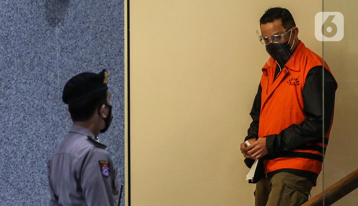 Menteri Sosial Juliari Batubara digiring petugas usai pemeriksaan di Gedung KPK, Jakarta, Minggu (6/12/2020). Juliari Batubara yang menyerahkan diri resmi ditahan KPK atas dugaan menerima suap terkait pengadaan bantuan sosial penanganan COVID-19 di Kementerian Sosial. (Liputan6.com/Johan Tallo)