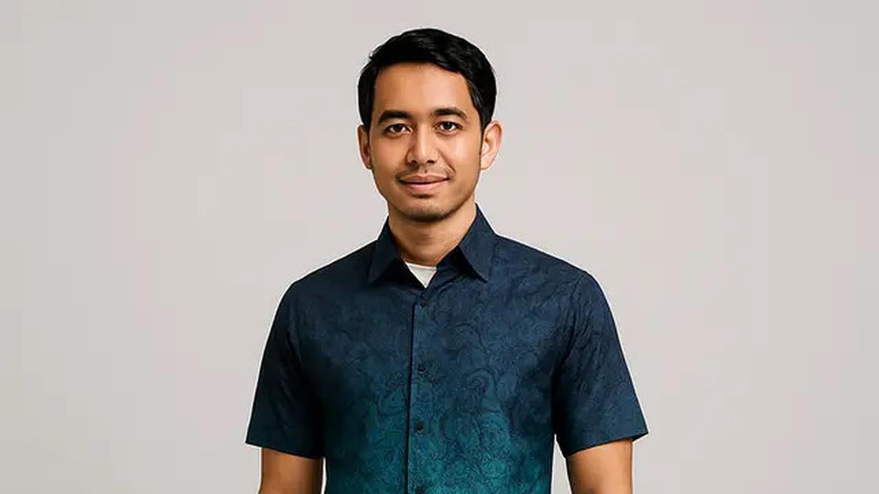 7 Model Batik Slimfit Pria Lengan Pendek Terbaru 2025, Cocok untuk ke Kantor hingga Acara Resmi