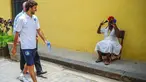 Raul Gonzales (kiri) pemain New York Cosmos berjalan di wilayah kota tua Havana, Kuba. (AFP/Yamil Lage)