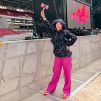 Marsha Natika tampil sporty dengan hoodie hitam dan celana pink. Penampilannya dilengkapi dengan hijab pink dan topi hitam yang menambah vibe festival. [@marshanatika]