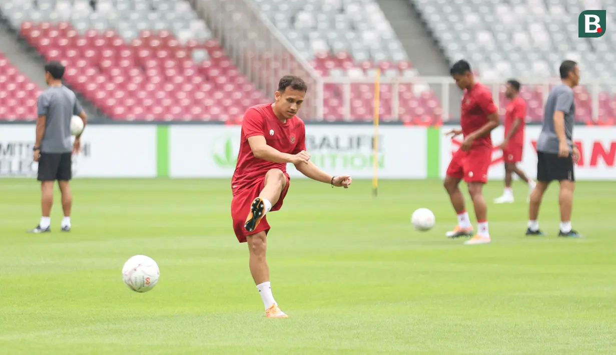 Setelah pemanasan, latihan pun dilanjutkan dengan menggunakan bola. Egy Maulana Vikri dkk dibagi dalam beberapa kelompok kecil untuk melakukan passing mulai dari jarak dekat hingga bertahap ke jarak yang lebih jauh hingga diakhiri dengan melepaskan crossing. (Bola.com/Bagaskara Lazuardi)