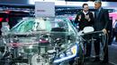 Brian Johnson, dari ZF Friedrichshafen AG, memberikan penjelasan kepada Presiden AS Barack Obama mengenai mobil transparan yang dipamerkan di North American International Auto Show di Detroit, Michigan (20/1). (AFP/BRENDAN SMIALOWSKI)