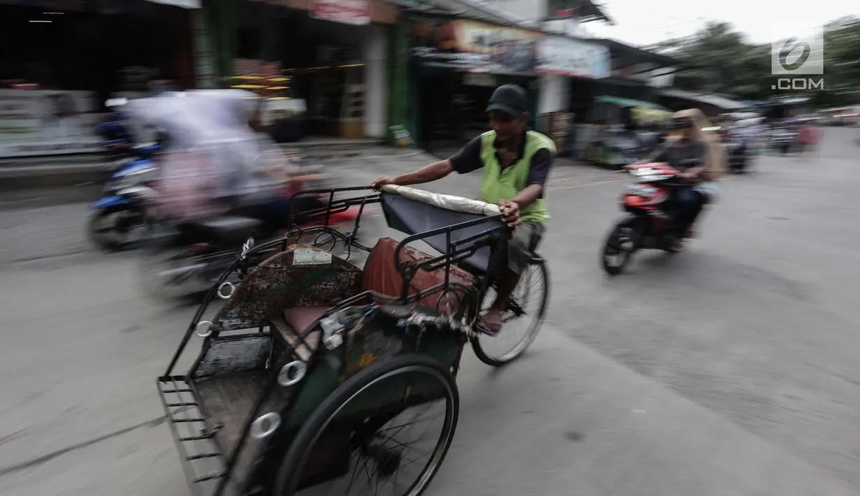 Aktifitas becak di Kampung Bahari, Tanjung Priok, Jakarta, Selasa (16/1). Anies beralasan dengan beroperasinya becak, keadilan peluang ekonomi kembali didapatkan warga yang tersingkir karena kebijakan larangan operasional. (Liputan6.com/Faizal Fanani)