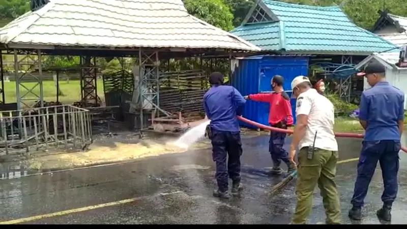 Pedagang di Kendari mengalami kerugian ratusan juta usai bentrok yang melibatkan sejumlah kelompok massa, Kamis (16/12/2021).(Liputan6.com/Ahmad Akbar Fua)