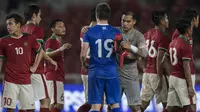 Kiper Timnas Indonesia, Andritany Ardhiyasa, bersalaman dengan pemain Islandia usai laga persahabatan di SUGBK, Jakarta, Minggu (14/1/2018). Timnas Indonesia kalah 1-4 dari Islandia. (Bola.com/Vitalis Yogi Trisna)