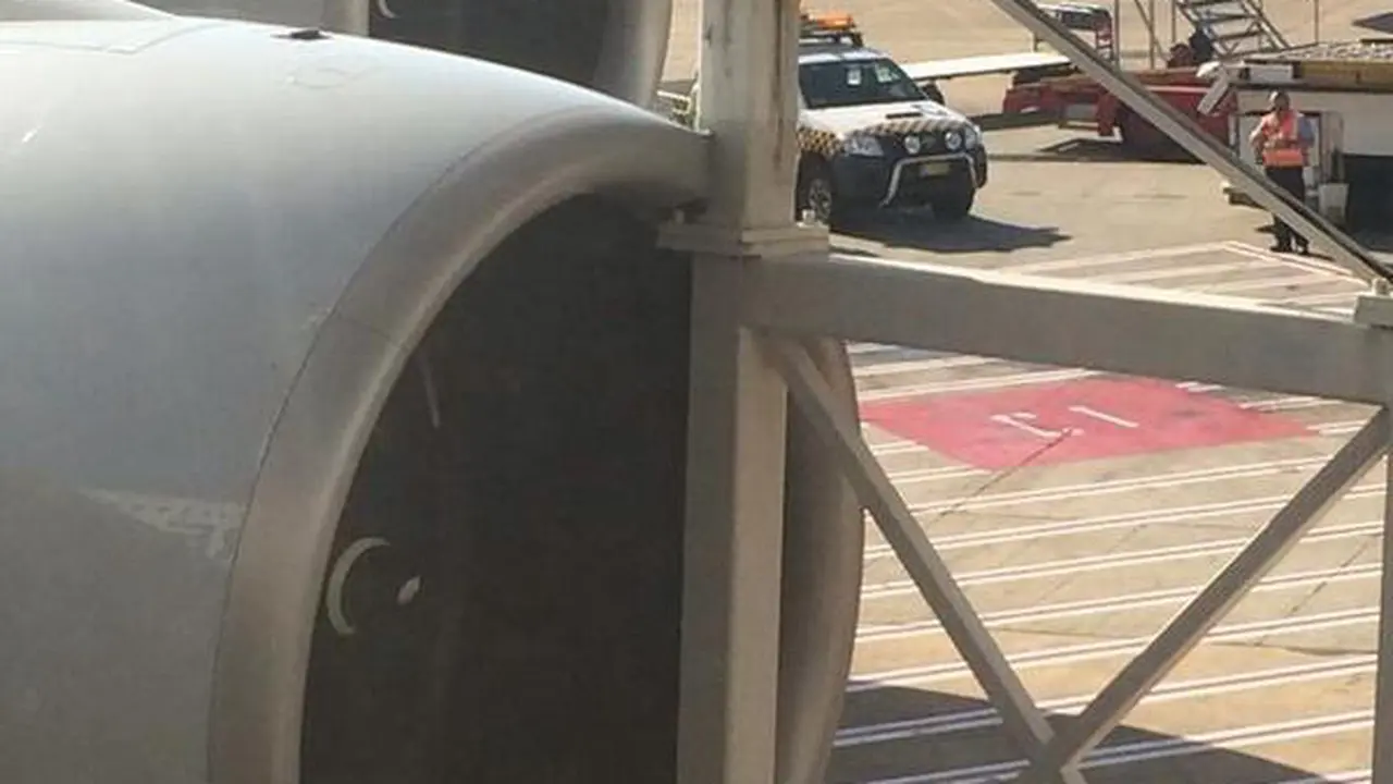 Mendarat Tak Mulus, Pesawat Singapore Airlines Senggol Garbarat