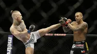 Dustin Poirier membalaskan dendam dengan memukul KO Conor McGregor di UFC 257 (AP)
