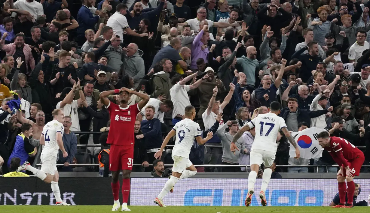 Pemain Tottenham Hotspur merayakan gol bunuh diri yang dicetak oleh pemain Liverpool, Joel Matip, pada laga pekan ketujuh Premier League 2023/2024 di Tottenham Hotspur Stadium, Sabtu (30/09/2023). (AP Photo/Alberto Pezzali)
