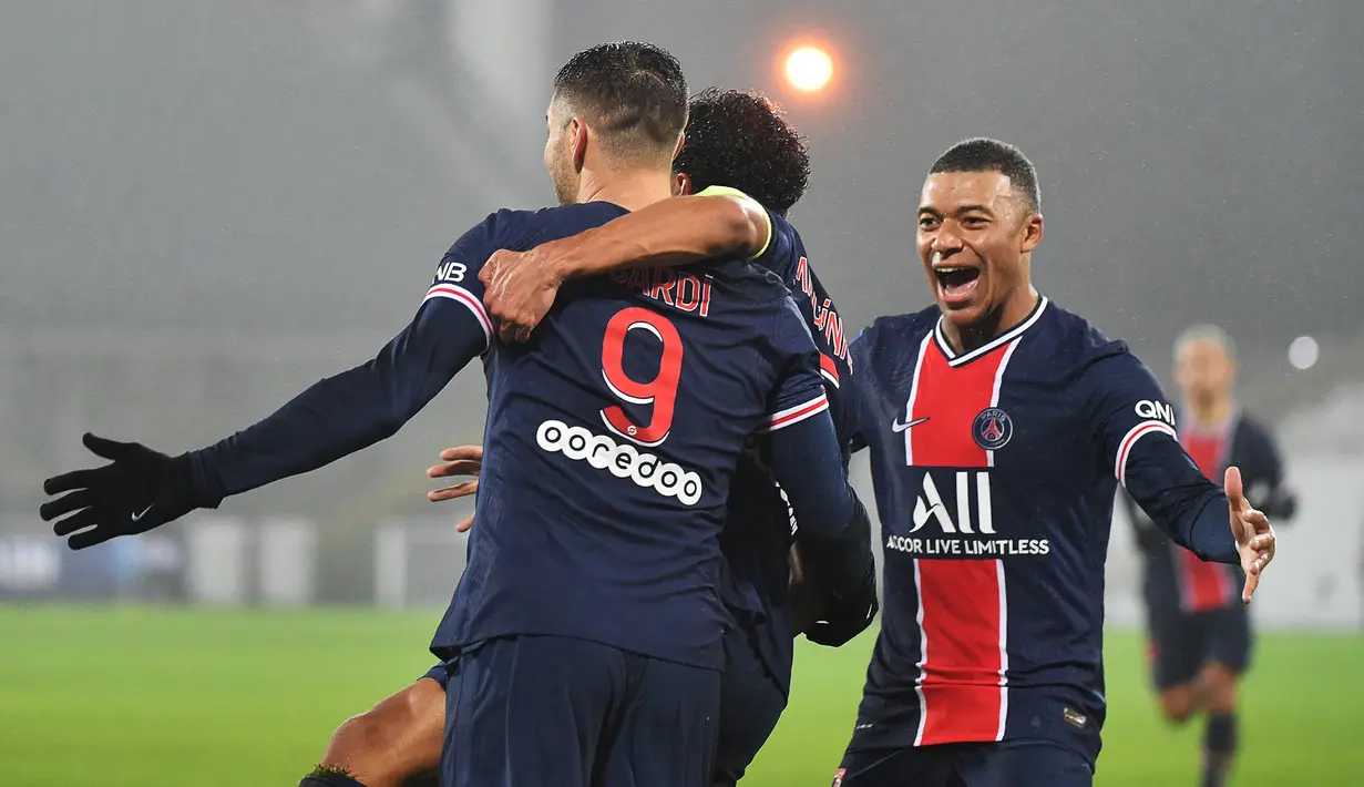 Penyerang PSG, Mauro Icardi, merayakan gol yang dicetaknya ke gawang Marseille pada laga Piala Super Prancis di Stade Bollaert-Delelis, Kamis (14/1/2021). PSG menang 2-1 atas Marseille. (AFP/Denis Charlet)