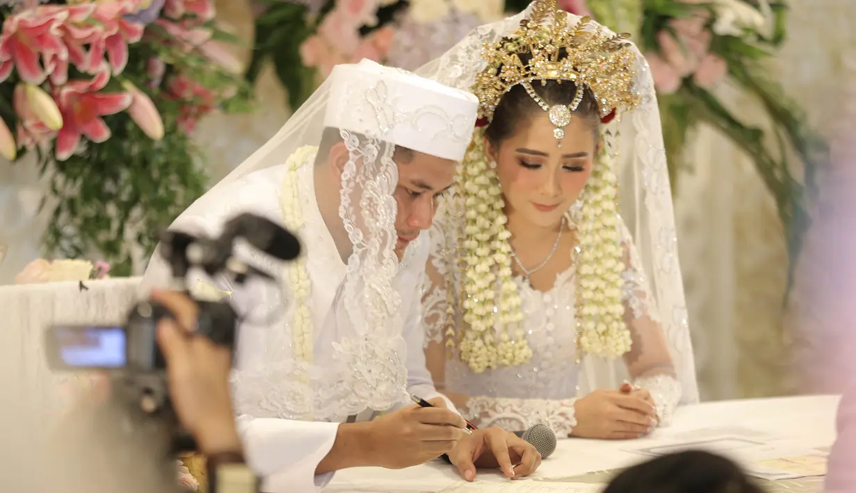 Perasaan deg-degan juga tidak hanya dari mempelai pria, sang istri juga mengalami hal yang sama. Apalagi saat pesinetron itu memohon restu pada ibundanya. Ia tak kuasa menahan air matanya. (Galih W. Satria/Bintang.com)