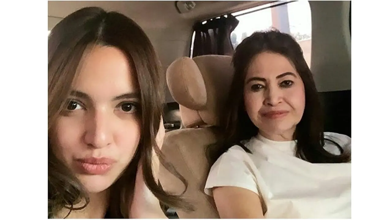 Momen Kebersamaan Nia Ramadhani dan Ibunda