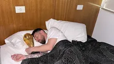 Kapten dan penyerang Argentina Lionel Messi tidur dengan Trofi Piala Dunia 2022 di pusat pelatihan Asosiasi Sepak Bola Argentina (AFA) di Ezeiza, provinsi Buenos Aires, Argentina pada 20 Desember 2022. Messi memposting serangkaian foto dirinya sedang memeluk Trofi Piala Dunia di tempat tidur di halaman Instagram-nya. "Selamat pagi" pesan singkat foto tersebut. (Instagram/leomessi)