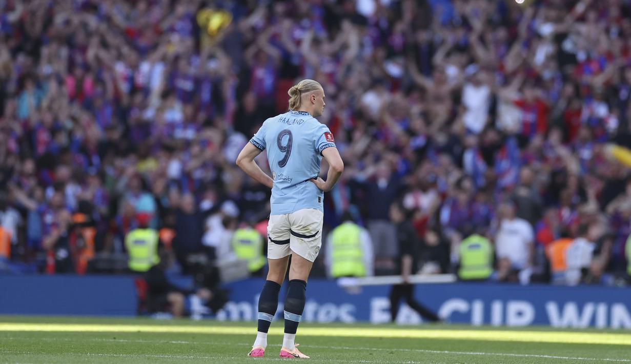 Pemain Manchester City, Erling Haaland tak mampu menutupi rasa kecewanya setelah timnya kalah dari Crystal Palace dalam laga final Piala FA 2024/2025 yang berlangsung di Stadion Wembley, London, Inggris, Sabtu (17/05/2025) waktu setempat. (AP Photo/Ian Walton)