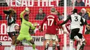Bek tengah Nigeria yang membela Fulham, Calvin Bassey sukses mencetak satu gol saat timnya mengalahkan tuan rumah Manchester United 2-1 (24/2/2024). Gol tersebut merupakan gol perdana dari pemain yang didatangkan Fulham dari Ajax pada awal musim 2023/2024. Hingga kini ia telah bermain dalam total 20 laga di semua kompetisi. (AP Photo/Dave Thompson)
