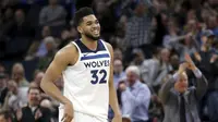 Forward Minnesota Timberwolves Karl-Anthony Towns usai mencetak rekor 56 angka pada laga NBA melawan Atlanta Hawks di Target Center, Rabu (28/3/2018) atau Kamis (29/3/2018) WIB. (AP Photo/Andy Clayton-King)