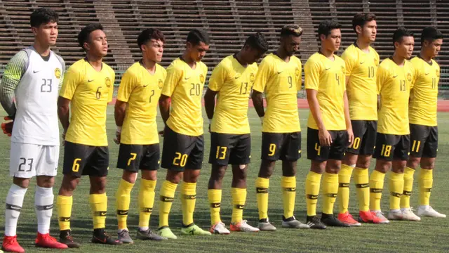 Para pemain Malaysia U-22 foto bersama sebelum melawan Timnas Indonesia U-22 pada laga Piala AFF U-22 2019. (Bola.com/Zulfirdaus Harahap)