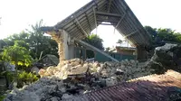 Sebuah rumah rusak setelah gempa kembar berkekuatan magnitudo 5,4 dan 5,9 di Itbayat on Pulau Batanes, Filipina (27/7/2019). Puluhan orang lainnya luka-luka akibat gempa kembar yang terjadi dua kali dalam selisih waktu beberapa jam. (Agnes Salengua Nico via AP)