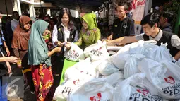 Warga antusias membeli kebutuhan pokok dalam Pasar Murah Ramadan di Mesjid Jami Luar Batang, Jakarta, Kamis (9/7/2015). Pasar Murah Ramadan dimulai dari 29 Juni - 16 Juli 2015. (Liputan6.com/Faizal Fanani)