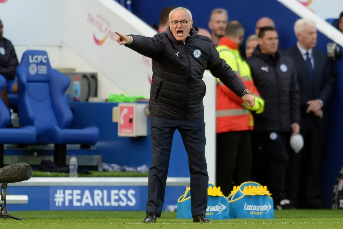Penghormatan Untuk Raja Thailand dan Kemenangan The Foxes
