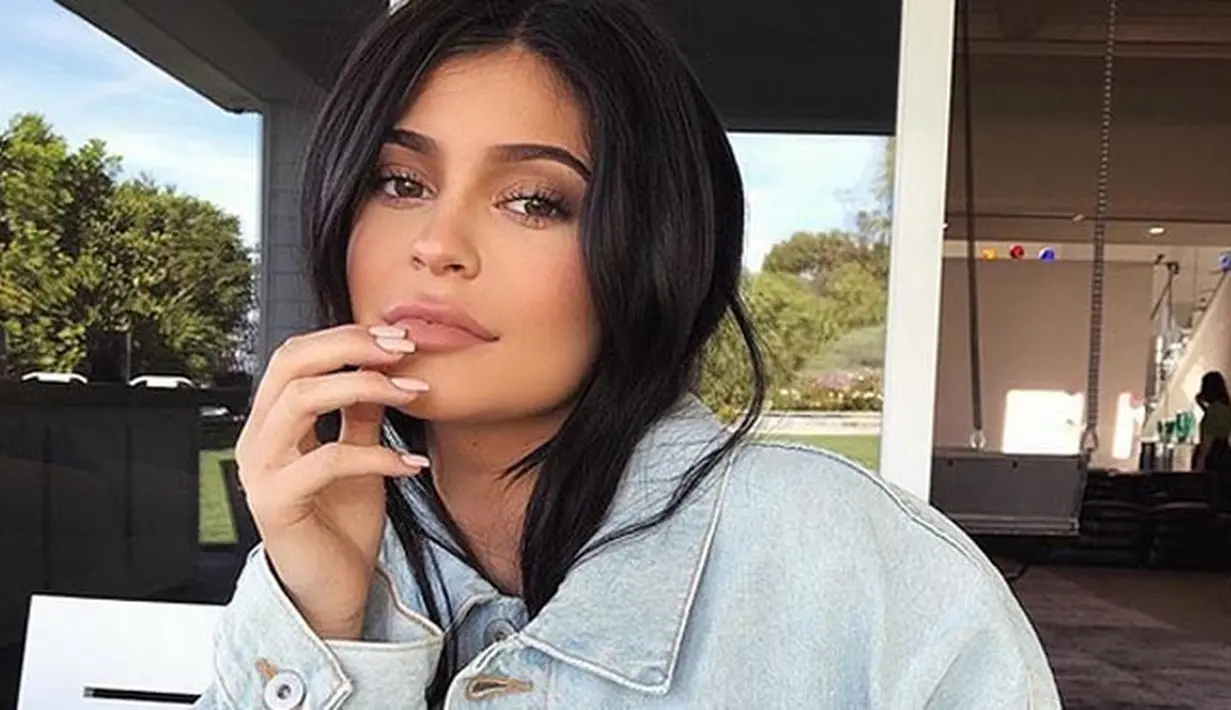 Sejak kabar kehamilan itu merebak, Kylie pun sudah hampir tak pernah mengunggah foto-foto seksinya. Justru sebaliknya, Kylie selalu mengunggah foto sedang menggunakan pakaian yang berukuran lebih besar dari tubunya. (Instagram/kyliejenner)
